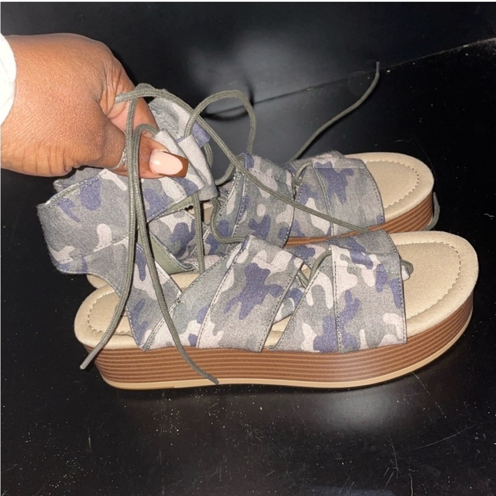 CATO CAMO SANDlALS 7.5